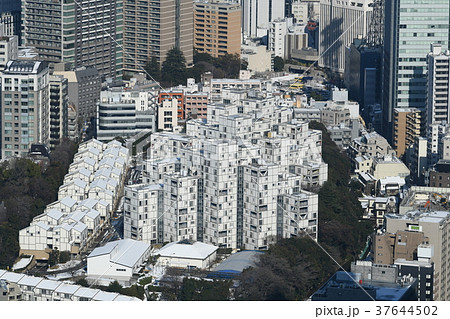 日本の東京都市景観 不思議な建物などを望む 都内4年ぶり大雪一夜明け 18年1月23日撮影の写真素材