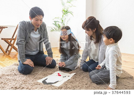 福笑いをする家族 37644593