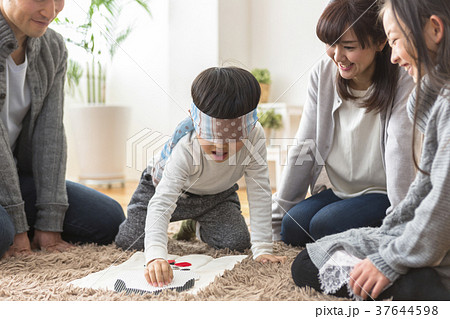 福笑いをする家族 37644598