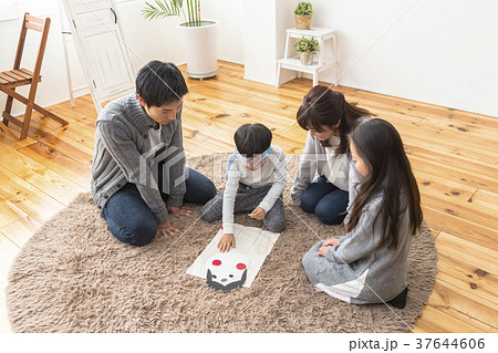 福笑いをする家族 37644606