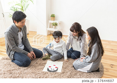 福笑いをする家族 福笑いをする家族 37644607