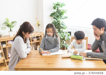 勉強する子供と勉強を見る親 37644608