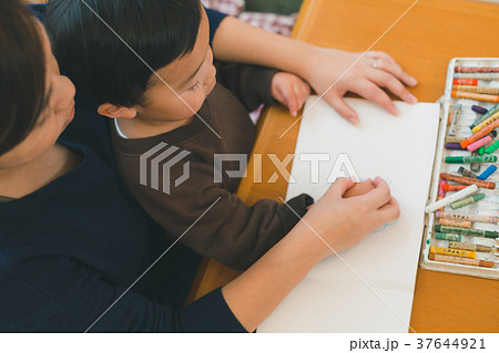 3 years old 37644921