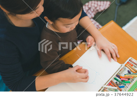3 years old 37644922
