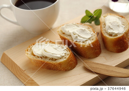 バゲットにクリームチーズ 37644946