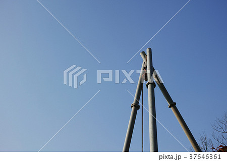 単管の三脚支柱についた滑車の写真素材