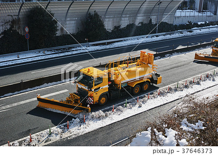 雪で通行止め 除雪車が走行する横浜新道 雪で通行止め 除雪車が走行する横浜新道 37646373