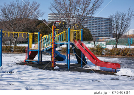 雪が積った遊具のある公園 37646384
