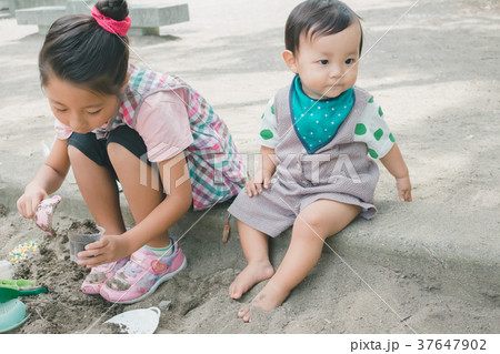 1 year old　&　6 years old 37647902