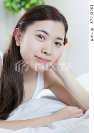 ベットパソコン操作する若い女性 ベットパソコン操作する若い女性 37648031
