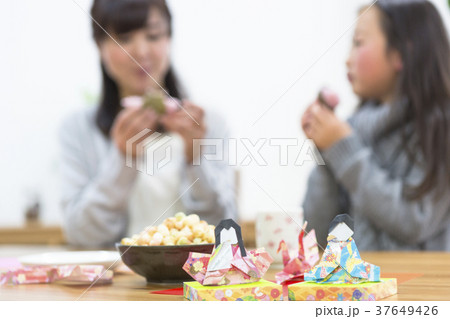 桜餅を食べる親子 37649426