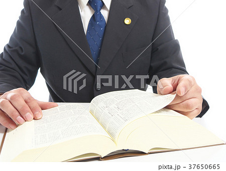 弁護士と六法全書 37650665