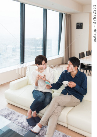 リビングでくつろぐミドル夫婦 リビングでくつろぐミドル夫婦 37652551