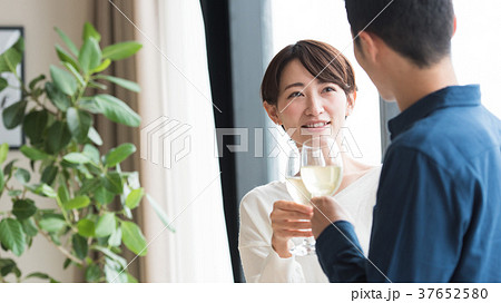 リビングでくつろぐミドル夫婦 リビングでくつろぐミドル夫婦 37652580