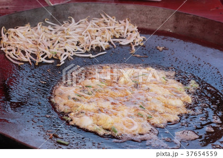 Making crispy shellfish fried on pan delicious. 37654559