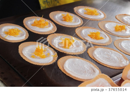 Making crispy pancake is delicious 37655014