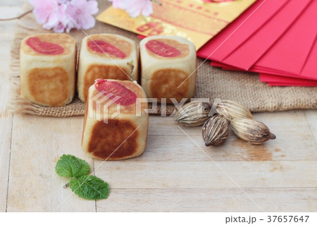 Festival moon cake with red envelopes Festival moon cake with red envelopes 37657647