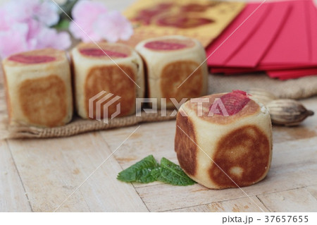 Festival moon cake with red envelopes 37657655
