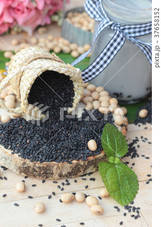 Soybean milk mix black sesame is delicious. Soybean milk mix black sesame is delicious. 37658152