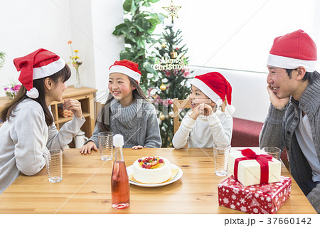 クリスマスパーティーをする家族の写真素材