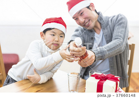 クリスマスパーティーをする家族 クリスマスパーティーをする家族 37660148