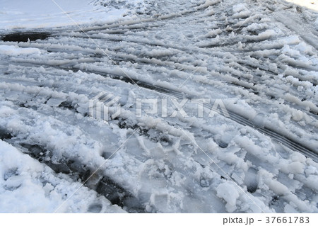 日本の都市風景・雪イメージ「車のタイヤなどの跡」＝大雪の一夜明け・横浜市内、2018年1月23日撮影 37661783