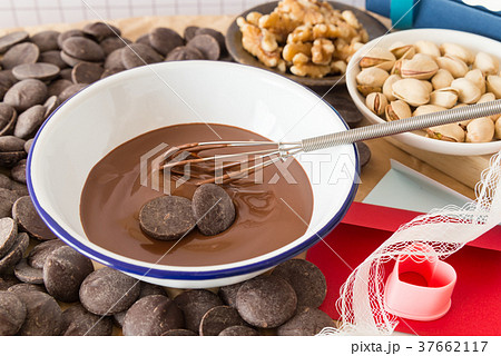 チョコレート 湯せん バレンタインデーの準備 手作りチョコ 融かす チョコレート 湯せん バレンタインデーの準備 手作りチョコ 融かす 37662117