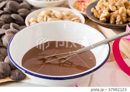 チョコレート 湯せん バレンタインデーの準備 手作りチョコ 融かす チョコレート 湯せん バレンタインデーの準備 手作りチョコ 融かす 37662123