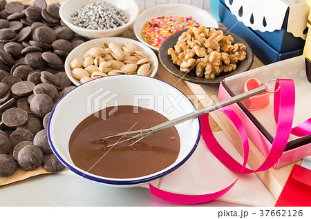 チョコレート 湯せん バレンタインデーの準備 手作りチョコ 融かす チョコレート 湯せん バレンタインデーの準備 手作りチョコ 融かす 37662126