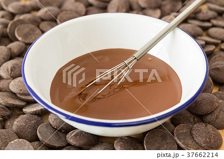 チョコレート　湯せん　バレンタインデーの準備　手作りチョコ　融かす 37662214