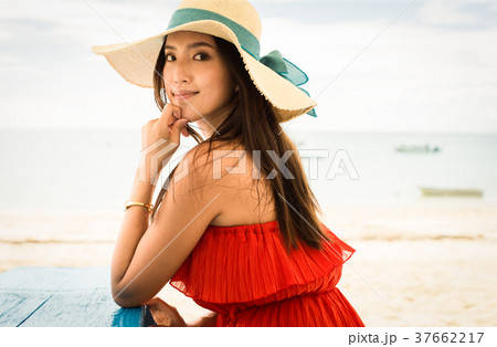 沖縄を旅する女性 37662217