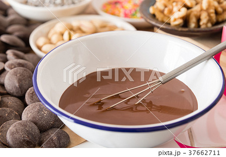 チョコレート　湯せん　バレンタインデーの準備　手作りチョコ　融かす　巣ごもり 37662711