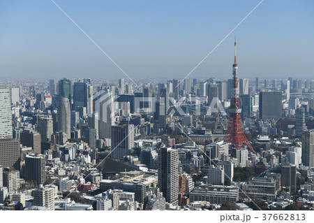 日本の東京都市風景 東京タワーなどを望む 都内大雪の一夜明けで広がる青空 1月23日撮影の写真素材