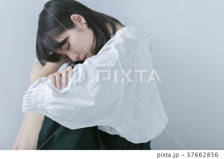 膝を抱える女性の写真素材 [37662856] - PIXTA