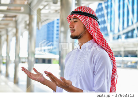 Arab Business Concepts, Arab business people are working in the 37663312