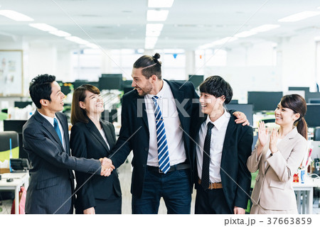 ビジネスシーン　日本人と外国人 37663859