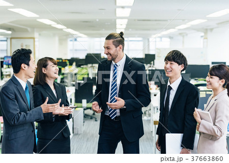 ビジネスシーン 日本人と外国人 ビジネスシーン 日本人と外国人 37663860