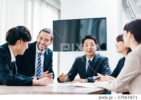 ビジネスシーン 日本人と外国人の写真素材