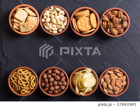 Mix of snacks 37663965