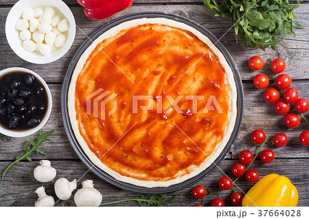 Preparation italian pizza Preparation italian pizza 37664028