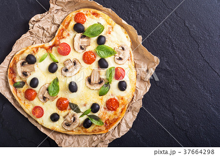 Italian pizza heart Italian pizza heart 37664298