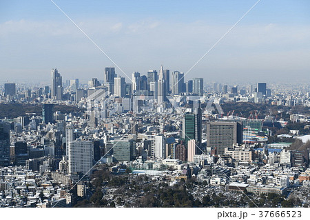 日本の東京都市風景「新宿の高層ビル群などを望む」＝大雪の一夜明けで広がる青空・2018年1月23日撮 37666523