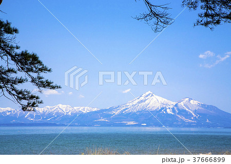 猪苗代湖と残雪の会津磐梯山 37666899