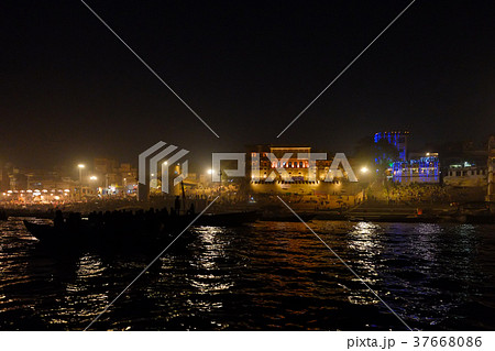 ベナレスの街角にて 37668086