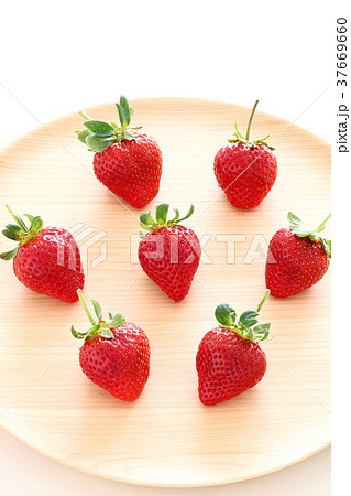 いちご　軸付きあまおう 37669660