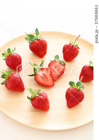 いちご　軸付きあまおう 37669661