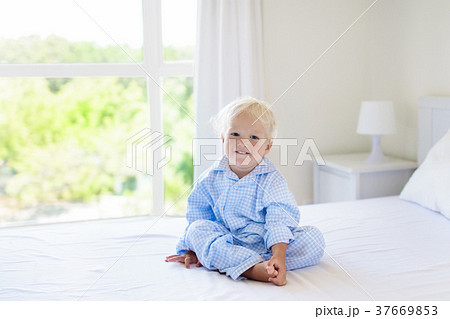 Kids in bed. Children in pajamas. Family bedroom. 37669853