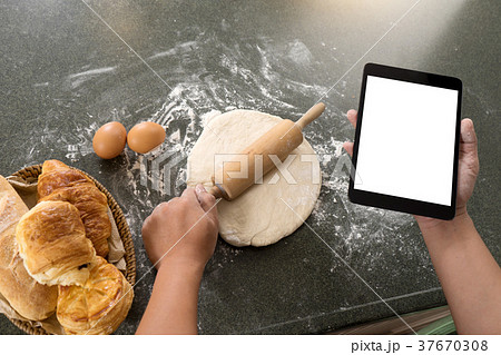 in the kichen man or woman use tablet in the kichen man or woman use tablet 37670308