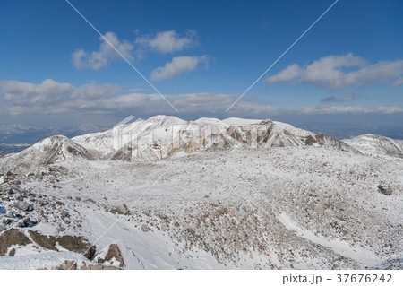 茶臼岳頂上から見た朝日岳、三本槍岳、熊見曽根、隠居倉 37676242