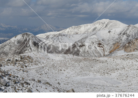 茶臼岳頂上から見た三本槍岳、熊見曽根、隠居倉 茶臼岳頂上から見た三本槍岳、熊見曽根、隠居倉 37676244